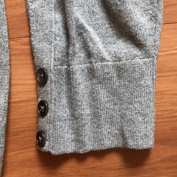 Banana Republic Gray Top. Size Medium - Picture 3 of 4